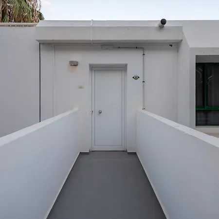 2br Private Terrace House-solarium & Pool